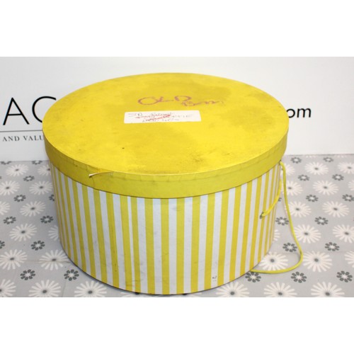 110 - 2 x Collectable Salvation Army Bonnets Inside One Hat Box As Shown
Head Not Included