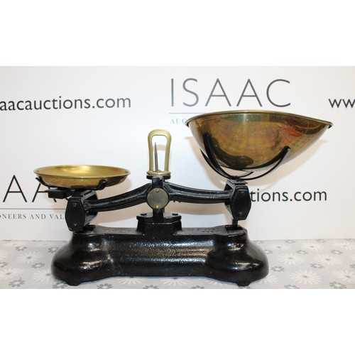206 - A Set Of Vintage Scales Including  7 x Weights Made In England By The Libra Scale Co Featuring A Cas... 