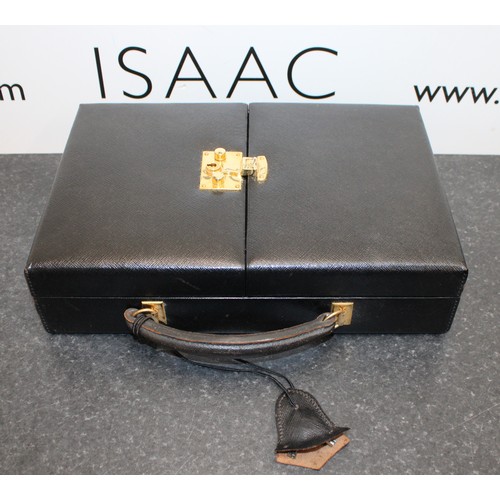 215 - A Collectable Men's Vanity Set In A Leather Case AF