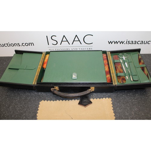 215 - A Collectable Men's Vanity Set In A Leather Case AF