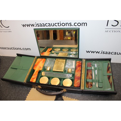 215 - A Collectable Men's Vanity Set In A Leather Case AF
