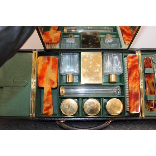 215 - A Collectable Men's Vanity Set In A Leather Case AF