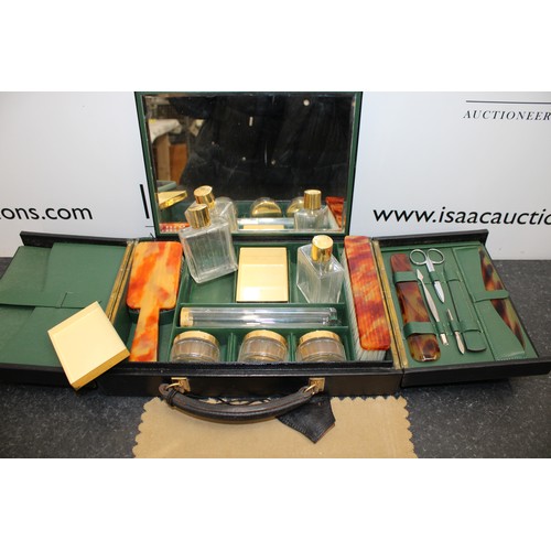 215 - A Collectable Men's Vanity Set In A Leather Case AF