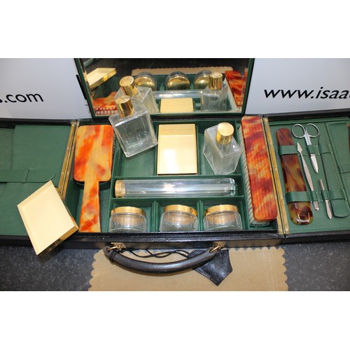 215 - A Collectable Men's Vanity Set In A Leather Case AF