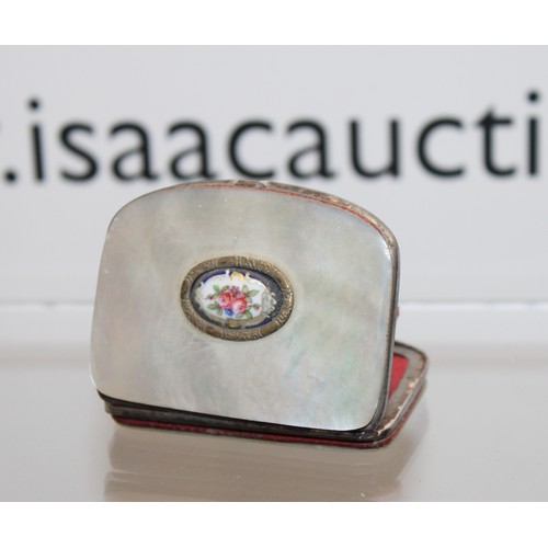 239 - A Mother Of Pearl Coin Purse With A Decorative Floral Inlay L: 6.5cm As Shown