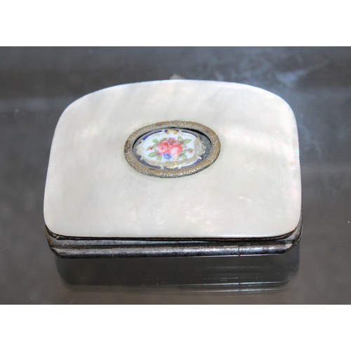 239 - A Mother Of Pearl Coin Purse With A Decorative Floral Inlay L: 6.5cm As Shown