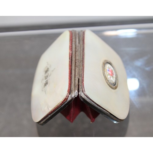 239 - A Mother Of Pearl Coin Purse With A Decorative Floral Inlay L: 6.5cm As Shown