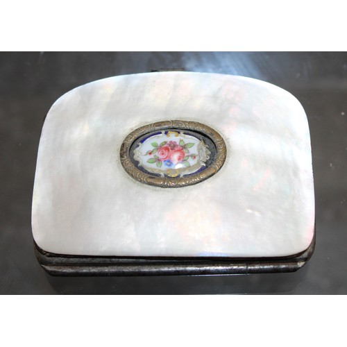239 - A Mother Of Pearl Coin Purse With A Decorative Floral Inlay L: 6.5cm As Shown