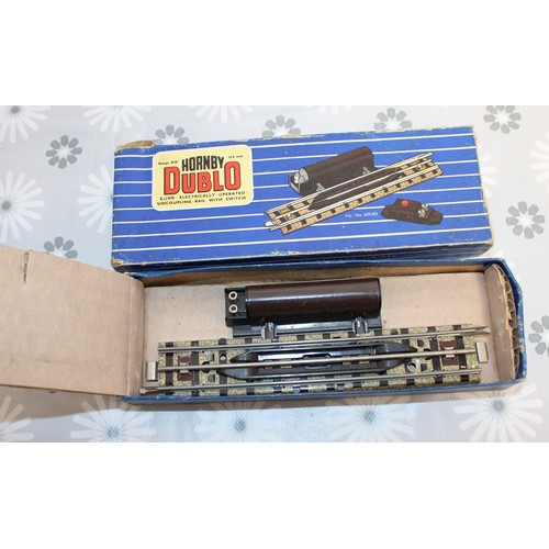 1186 - A Quantity Of HORNBY Train Tracks, 4 x Engines And 4 x Carriages Some In Original Boxes AF