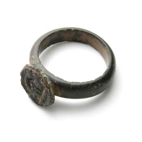 77 - Medieval bronze seal ring, the circular bezel engraved with a crowned letter R. 26mm diameter x 30mm... 