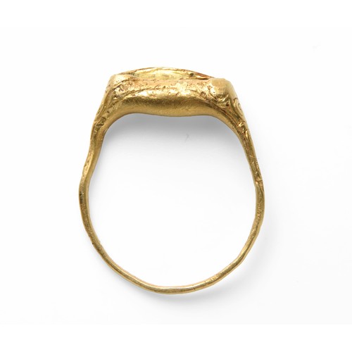 125 - 18th century gold ring. A gold finger ring with engraved foliate decoration on the shoulders and the... 