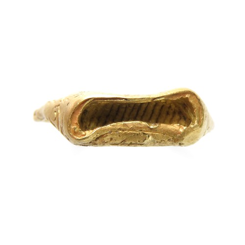 125 - 18th century gold ring. A gold finger ring with engraved foliate decoration on the shoulders and the... 