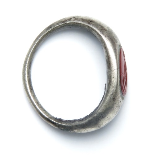 30 - Roman silver ring with intaglio. Circa 2nd-3rd century AD. Silver, 21mm x 8mm, 3.55g. A Henig type I... 