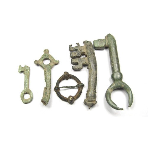 91 - Medieval artefacts. Circa 14th century AD. Copper-alloy, 31.65 - 83.40 mm. The lot includes keys of ... 