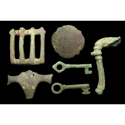 94 - Medieval artefacts group including a heraldic mount with three lions, two casket keys, a Roman trump... 