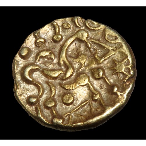 126 - North East Coast gold stater, Corieltavi tribe c. 55 BC - 45 BC. Right type with sun. Gold, 18mm, 5.... 