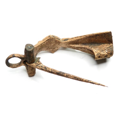 1021 - Roman bow and fantail brooch. Circa 1st-2nd century AD. Copper-alloy, 41mm, 6.0g. An exceptional exa... 