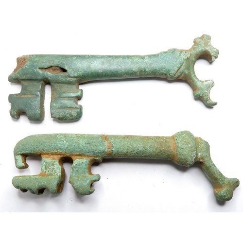 1073 - Two large medieval bronze keys. 13th - 14th century AD. Copper-alloy, largest 81mm. Similar to Londo... 