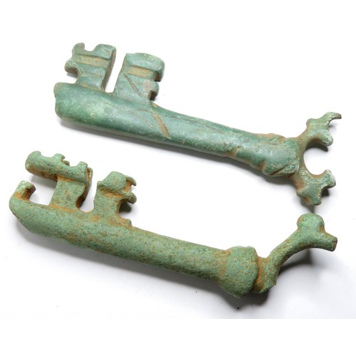 1073 - Two large medieval bronze keys. 13th - 14th century AD. Copper-alloy, largest 81mm. Similar to Londo... 