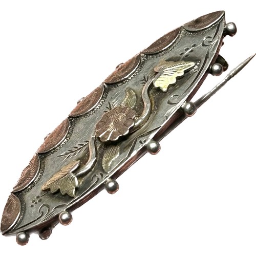 131 - Victorian Silver Floral Brooch. 3.65g. 43 mm. An elliptical plate brooch with radiating knops. The f... 