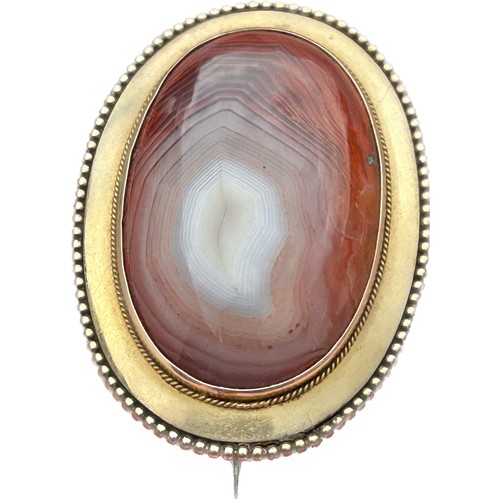 132 - Victorian Gold Brooch, Circa 19th century. 15.38g. 44 x 32 mm. A large Scottish agate stone framed w... 