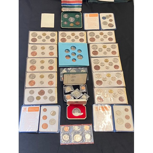 470 - UK & World Coinage. Uncirculated year sets