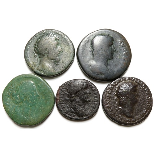 320 - Roman bronze group. Circa 2nd century AD. Largest 33mm. To include, three sesterius, Marcus Aurelius... 