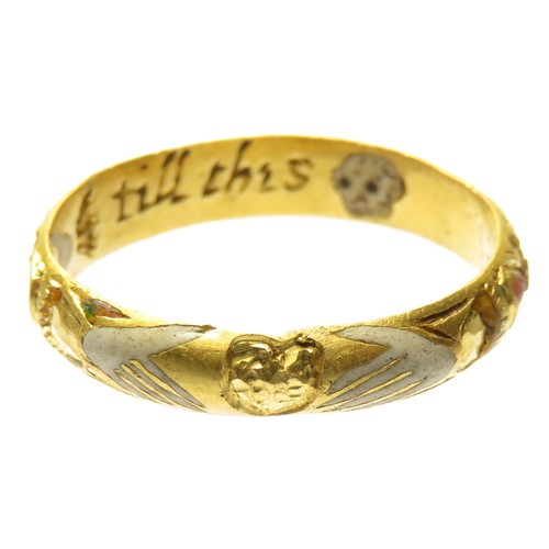 157 - A very fine gold posy ring c. 1650-1680 decorated around the exterior with two pairs of hands holdin... 