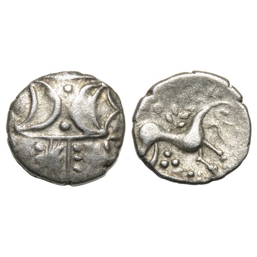 96 - Iceni ANTED Silver Unit. Circa 10-30 AD. Silver, 1.23g, 13mm. Double crescent emblem on vertical wre... 