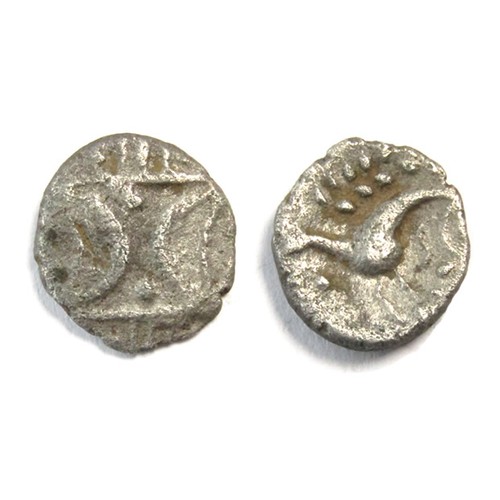 100 - Iceni Ecen Silver Unit. Circa 10-43 AD. 0.97g. 12.5 mm. Double crescent emblem on vertical wreath. R... 