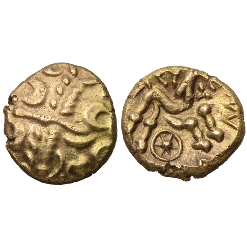 126 - Regini & Atreebates: Commios E-type gold stater. Circa 50-25 BC. Wreath design with two hidden f... 