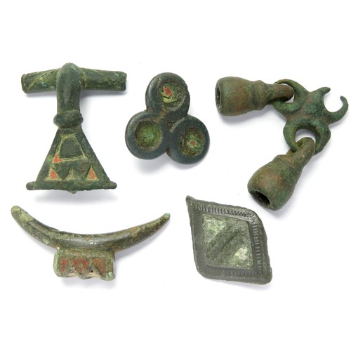 48 - Roman Artefact Group (5). Circa 1st-2nd century CE. To include, an enamelled fantailed brooch, compl... 