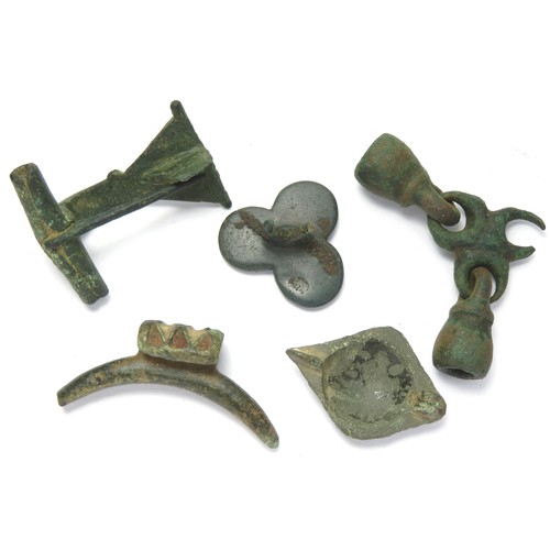 48 - Roman Artefact Group (5). Circa 1st-2nd century CE. To include, an enamelled fantailed brooch, compl... 