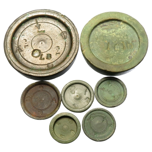 527 - Copper-alloy trade weight group ranging from 1lb to 1oz. One with stamped date 1826 either side of a... 