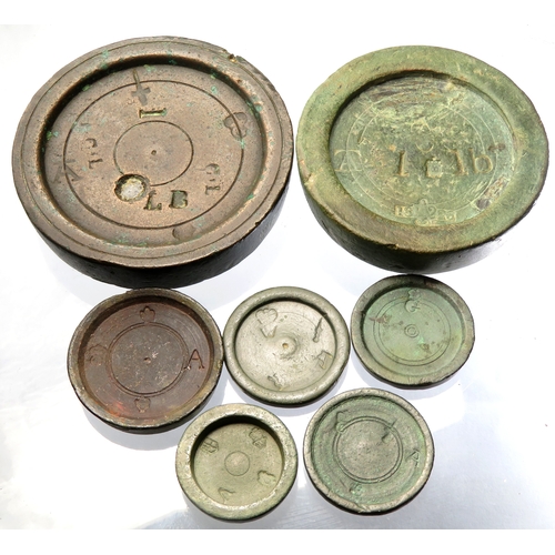 527 - Copper-alloy trade weight group ranging from 1lb to 1oz. One with stamped date 1826 either side of a... 