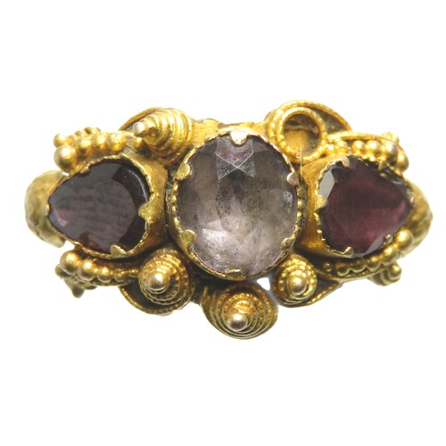 113 - Gold ring with amethysts. Approximately 20mm x 10mm, 1.72g.