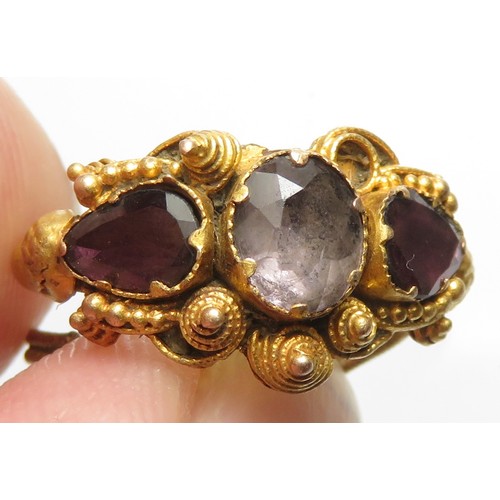 113 - Gold ring with amethysts. Approximately 20mm x 10mm, 1.72g.