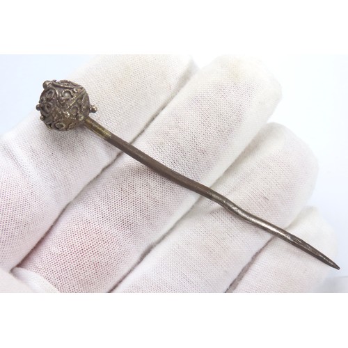 118 - Tudor silver gilt ball-headed dress pin. Circa 1500-1600 CE. 4.49g, 84mm. Each hemisphere is decorat... 