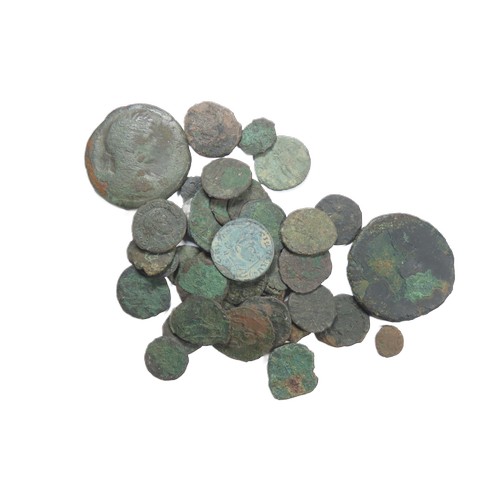 293 - Group of roman coins. Circa 2nd-4th century AD. Various types and emperors. 17.72g/0.55g. 32.20mm/10... 