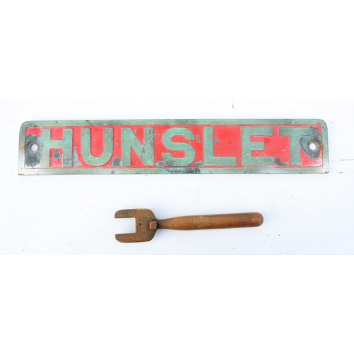 123 - Hunslet locomotive brass locomotive plate rear stamped G1686 & brass control handle, label states fr... 