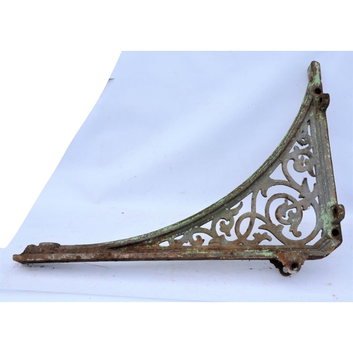 196 - Ornate C/I railway station canopy bracket, 32