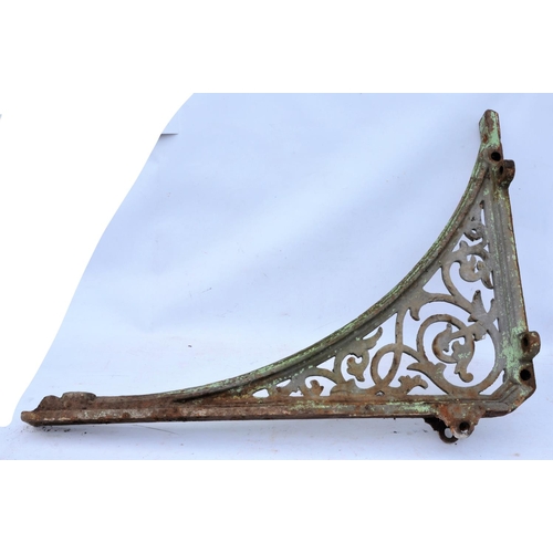 197 - Ornate C/I railway station canopy bracket, 32