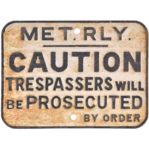 196 - A Metropolitan Railway trespass notice, cast iron, 22¾