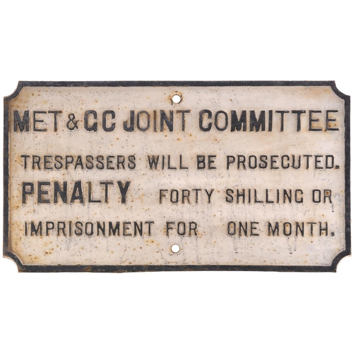 198 - A Metropolitan and Great Central Joint Committee trespass notice, cast iron, 23½