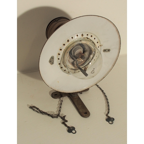 578 - Sugg gas lamp, nice small lamp with - unusually - cast wall mounting bracket, complete with glass gl... 