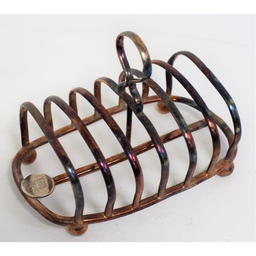 303 - Southern Railway plated toast rack, 6 compartments, ball feet, by Walker & Hall, good ex service con... 