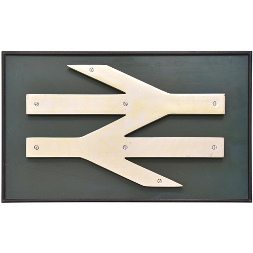 122 - A BR double arrows emblem, cast aluminium, 18¾