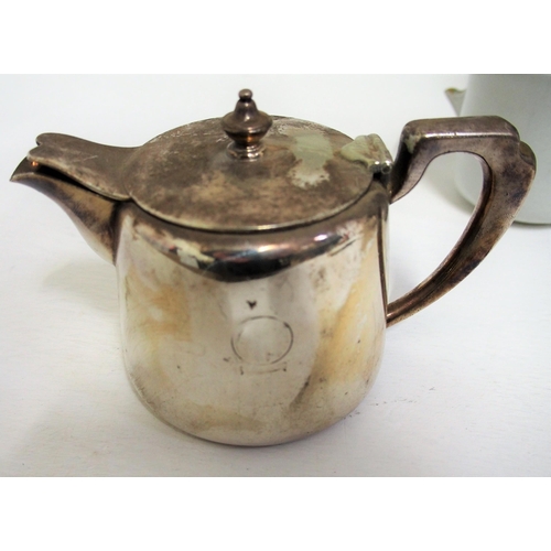 52 - Great Western Railway 1934 roundel table silverware -tea pot (Elkington), good but very worn engravi... 