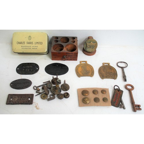 Box of misc small hardware items, inc. buttons, GWR horsebrass, keys, C/I W Welch Maker Blewbury plate, GWR First Aid tin wooden block, Midland Tar Distillers GWR Banbury plate, Swindon Test House C/I tag,  etc. (Dispatch by Mailboxes/Collect from Banbury Depot)