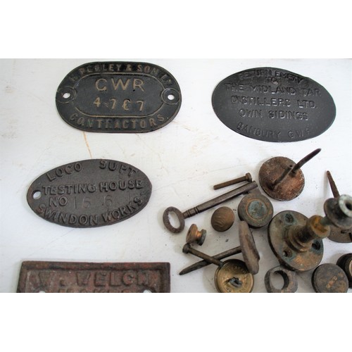 523 - Box of misc small hardware items, inc. buttons, GWR horsebrass, keys, C/I W Welch Maker Blewbury pla... 